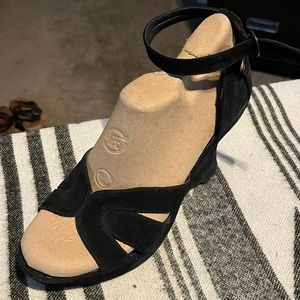 Born women's size 10 black suede wedges in very good used condition.
